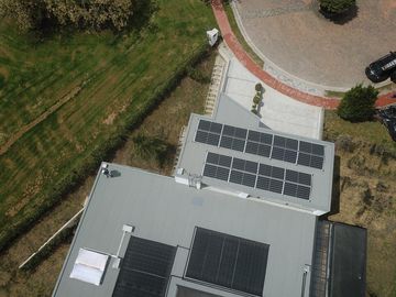 ESPECTACULAR CASA DE VENTA AMOBLADA, MODERNA CON HERMOSA VISTA EN URB EXCLUSIVA CUMBAYA (Sector Colegio Menor)