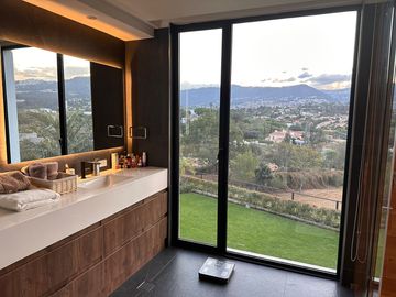 ESPECTACULAR CASA DE VENTA AMOBLADA, MODERNA CON HERMOSA VISTA EN URB EXCLUSIVA CUMBAYA (Sector Colegio Menor)