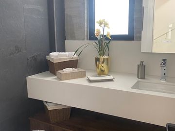 ESPECTACULAR CASA DE VENTA AMOBLADA, MODERNA CON HERMOSA VISTA EN URB EXCLUSIVA CUMBAYA (Sector Colegio Menor)
