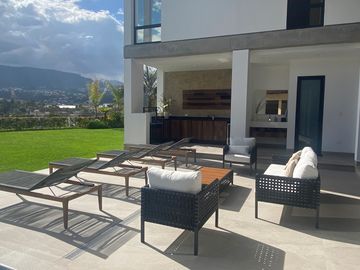 ESPECTACULAR CASA DE VENTA AMOBLADA, MODERNA CON HERMOSA VISTA EN URB EXCLUSIVA CUMBAYA (Sector Colegio Menor)