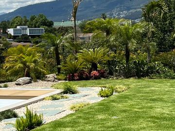 ESPECTACULAR CASA DE VENTA AMOBLADA, MODERNA CON HERMOSA VISTA EN URB EXCLUSIVA CUMBAYA (Sector Colegio Menor)
