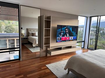 ESPECTACULAR CASA DE VENTA AMOBLADA, MODERNA CON HERMOSA VISTA EN URB EXCLUSIVA CUMBAYA (Sector Colegio Menor)