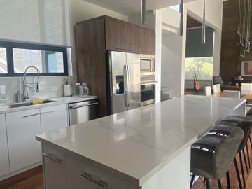 ESPECTACULAR CASA DE VENTA AMOBLADA, MODERNA CON HERMOSA VISTA EN URB EXCLUSIVA CUMBAYA (Sector Colegio Menor)