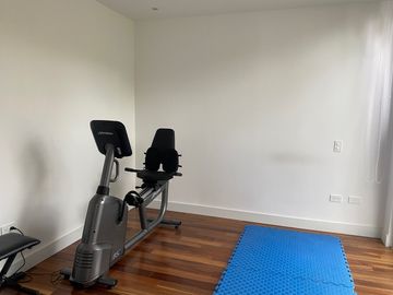 ESPECTACULAR CASA DE VENTA AMOBLADA, MODERNA CON HERMOSA VISTA EN URB EXCLUSIVA CUMBAYA (Sector Colegio Menor)