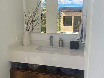 ESPECTACULAR CASA DE VENTA AMOBLADA, MODERNA CON HERMOSA VISTA EN URB EXCLUSIVA CUMBAYA (Sector Colegio Menor)