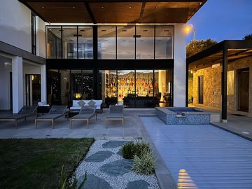 ESPECTACULAR CASA DE VENTA AMOBLADA, MODERNA CON HERMOSA VISTA EN URB EXCLUSIVA CUMBAYA (Sector Colegio Menor)