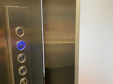 ESPECTACULAR CASA DE VENTA AMOBLADA, MODERNA CON HERMOSA VISTA EN URB EXCLUSIVA CUMBAYA (Sector Colegio Menor)