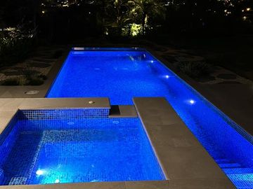 ESPECTACULAR CASA DE VENTA AMOBLADA, MODERNA CON HERMOSA VISTA EN URB EXCLUSIVA CUMBAYA (Sector Colegio Menor)
