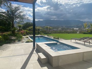 ESPECTACULAR CASA DE VENTA AMOBLADA, MODERNA CON HERMOSA VISTA EN URB EXCLUSIVA CUMBAYA (Sector Colegio Menor)