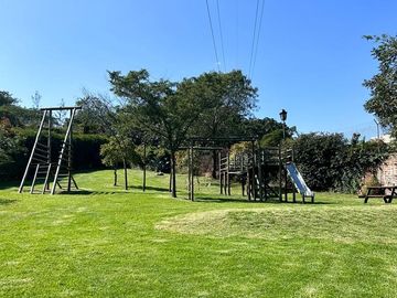 ESPECTACULAR CASA DE VENTA AMOBLADA, MODERNA CON HERMOSA VISTA EN URB EXCLUSIVA CUMBAYA (Sector Colegio Menor)