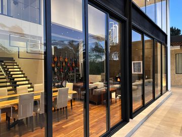 ESPECTACULAR CASA DE VENTA AMOBLADA, MODERNA CON HERMOSA VISTA EN URB EXCLUSIVA CUMBAYA (Sector Colegio Menor)