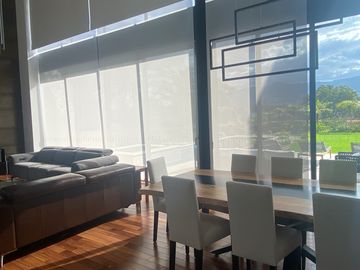 ESPECTACULAR CASA DE VENTA AMOBLADA, MODERNA CON HERMOSA VISTA EN URB EXCLUSIVA CUMBAYA (Sector Colegio Menor)