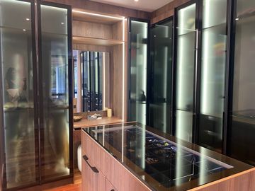 ESPECTACULAR CASA DE VENTA AMOBLADA, MODERNA CON HERMOSA VISTA EN URB EXCLUSIVA CUMBAYA (Sector Colegio Menor)