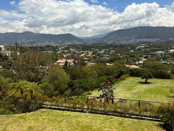 ESPECTACULAR CASA DE VENTA AMOBLADA, MODERNA CON HERMOSA VISTA EN URB EXCLUSIVA CUMBAYA (Sector Colegio Menor)