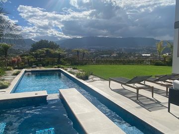 ESPECTACULAR CASA DE VENTA AMOBLADA, MODERNA CON HERMOSA VISTA EN URB EXCLUSIVA CUMBAYA (Sector Colegio Menor)