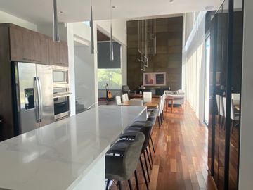 ESPECTACULAR CASA DE VENTA AMOBLADA, MODERNA CON HERMOSA VISTA EN URB EXCLUSIVA CUMBAYA (Sector Colegio Menor)