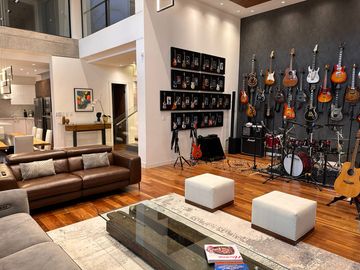 ESPECTACULAR CASA DE VENTA AMOBLADA, MODERNA CON HERMOSA VISTA EN URB EXCLUSIVA CUMBAYA (Sector Colegio Menor)