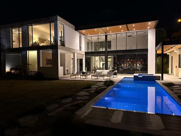ESPECTACULAR CASA DE VENTA AMOBLADA, MODERNA CON HERMOSA VISTA EN URB EXCLUSIVA CUMBAYA (Sector Colegio Menor)