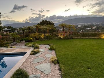ESPECTACULAR CASA DE VENTA AMOBLADA, MODERNA CON HERMOSA VISTA EN URB EXCLUSIVA CUMBAYA (Sector Colegio Menor)