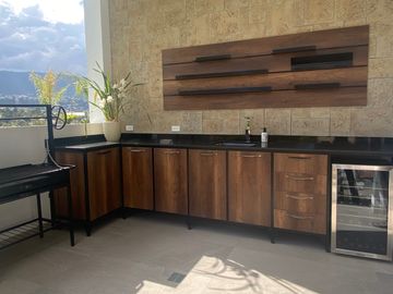 ESPECTACULAR CASA DE VENTA AMOBLADA, MODERNA CON HERMOSA VISTA EN URB EXCLUSIVA CUMBAYA (Sector Colegio Menor)