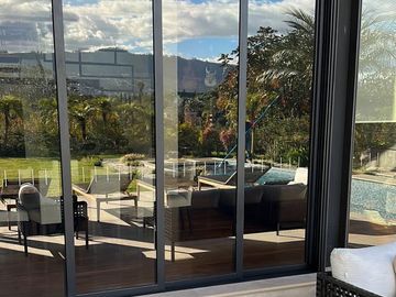 ESPECTACULAR CASA DE VENTA AMOBLADA, MODERNA CON HERMOSA VISTA EN URB EXCLUSIVA CUMBAYA (Sector Colegio Menor)