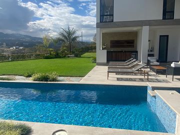 ESPECTACULAR CASA DE VENTA AMOBLADA, MODERNA CON HERMOSA VISTA EN URB EXCLUSIVA CUMBAYA (Sector Colegio Menor)