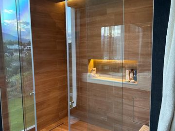 ESPECTACULAR CASA DE VENTA AMOBLADA, MODERNA CON HERMOSA VISTA EN URB EXCLUSIVA CUMBAYA (Sector Colegio Menor)