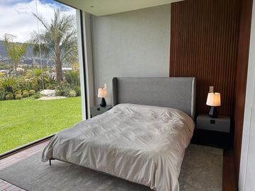 ESPECTACULAR CASA DE VENTA AMOBLADA, MODERNA CON HERMOSA VISTA EN URB EXCLUSIVA CUMBAYA (Sector Colegio Menor)