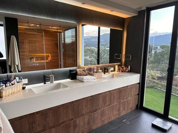 ESPECTACULAR CASA DE VENTA AMOBLADA, MODERNA CON HERMOSA VISTA EN URB EXCLUSIVA CUMBAYA (Sector Colegio Menor)