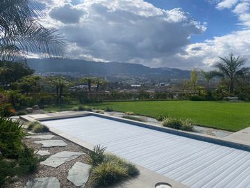 ESPECTACULAR CASA DE VENTA AMOBLADA, MODERNA CON HERMOSA VISTA EN URB EXCLUSIVA CUMBAYA (Sector Colegio Menor)
