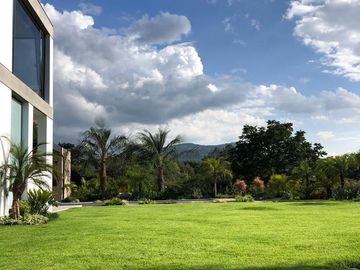 ESPECTACULAR CASA DE VENTA AMOBLADA, MODERNA CON HERMOSA VISTA EN URB EXCLUSIVA CUMBAYA (Sector Colegio Menor)