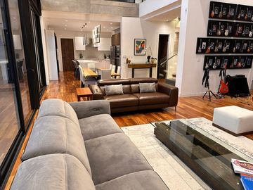 ESPECTACULAR CASA DE VENTA AMOBLADA, MODERNA CON HERMOSA VISTA EN URB EXCLUSIVA CUMBAYA (Sector Colegio Menor)