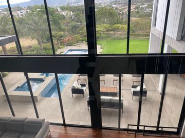 ESPECTACULAR CASA DE VENTA AMOBLADA, MODERNA CON HERMOSA VISTA EN URB EXCLUSIVA CUMBAYA (Sector Colegio Menor)