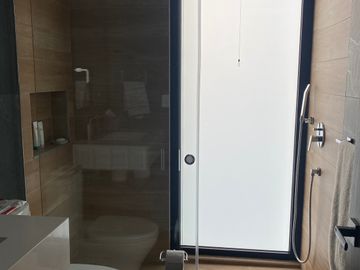 ESPECTACULAR CASA DE VENTA AMOBLADA, MODERNA CON HERMOSA VISTA EN URB EXCLUSIVA CUMBAYA (Sector Colegio Menor)