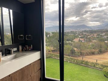 ESPECTACULAR CASA DE VENTA AMOBLADA, MODERNA CON HERMOSA VISTA EN URB EXCLUSIVA CUMBAYA (Sector Colegio Menor)