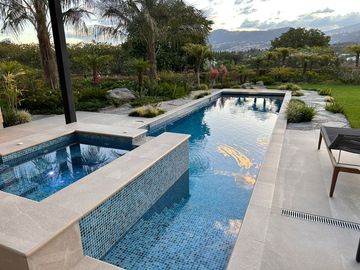 ESPECTACULAR CASA DE VENTA AMOBLADA, MODERNA CON HERMOSA VISTA EN URB EXCLUSIVA CUMBAYA (Sector Colegio Menor)