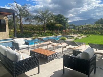 ESPECTACULAR CASA DE VENTA AMOBLADA, MODERNA CON HERMOSA VISTA EN URB EXCLUSIVA CUMBAYA (Sector Colegio Menor)
