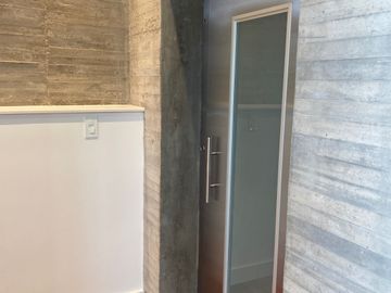 ESPECTACULAR CASA DE VENTA AMOBLADA, MODERNA CON HERMOSA VISTA EN URB EXCLUSIVA CUMBAYA (Sector Colegio Menor)