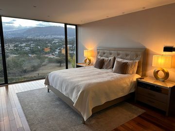 ESPECTACULAR CASA DE VENTA AMOBLADA, MODERNA CON HERMOSA VISTA EN URB EXCLUSIVA CUMBAYA (Sector Colegio Menor)