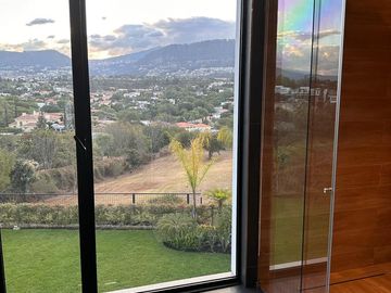 ESPECTACULAR CASA DE VENTA AMOBLADA, MODERNA CON HERMOSA VISTA EN URB EXCLUSIVA CUMBAYA (Sector Colegio Menor)