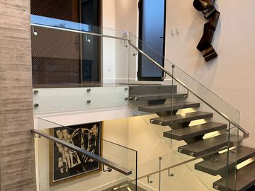 ESPECTACULAR CASA DE VENTA AMOBLADA, MODERNA CON HERMOSA VISTA EN URB EXCLUSIVA CUMBAYA (Sector Colegio Menor)