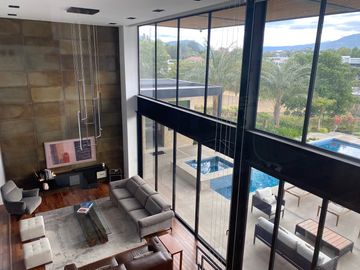 ESPECTACULAR CASA DE VENTA AMOBLADA, MODERNA CON HERMOSA VISTA EN URB EXCLUSIVA CUMBAYA (Sector Colegio Menor)
