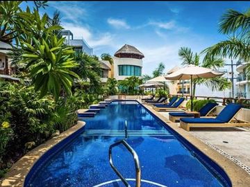 Condominio de lujo a 200 metros del mar, con club de playa, alberca, jacuzzi 100 metros de la Quinta Avenida, con servicios de hotel, concierge, amueb