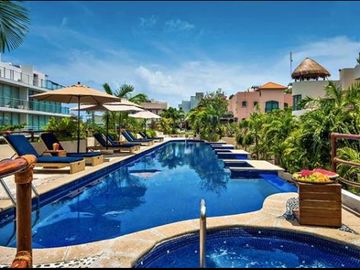 Condominio de lujo a 200 metros del mar, con club de playa, alberca, jacuzzi 100 metros de la Quinta Avenida, con servicios de hotel, concierge, amueb