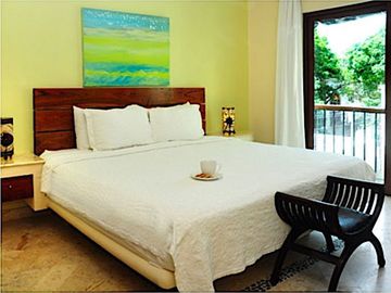 Condominio de lujo a 200 metros del mar, con club de playa, alberca, jacuzzi 100 metros de la Quinta Avenida, con servicios de hotel, concierge, amueb
