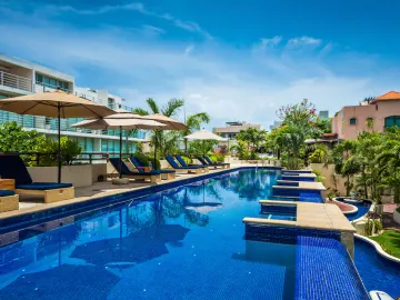 Condominio de lujo a 200 metros del mar, con club de playa, alberca, jacuzzi 100 metros de la Quinta Avenida, con servicios de hotel, concierge, amueb