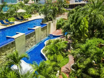 Condominio de lujo a 200 metros del mar, con club de playa, alberca, jacuzzi 100 metros de la Quinta Avenida, con servicios de hotel, concierge, amueb