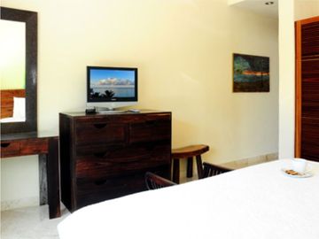 Condominio de lujo a 200 metros del mar, con club de playa, alberca, jacuzzi 100 metros de la Quinta Avenida, con servicios de hotel, concierge, amueb