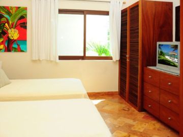 Condominio de lujo a 200 metros del mar, con club de playa, alberca, jacuzzi 100 metros de la Quinta Avenida, con servicios de hotel, concierge, amueb