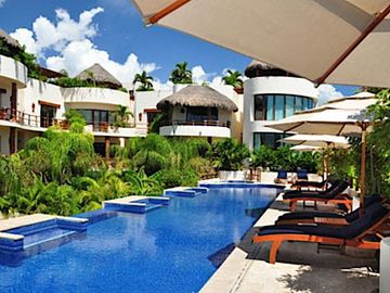 Condominio de lujo a 200 metros del mar, con club de playa, alberca, jacuzzi 100 metros de la Quinta Avenida, con servicios de hotel, concierge, amueb